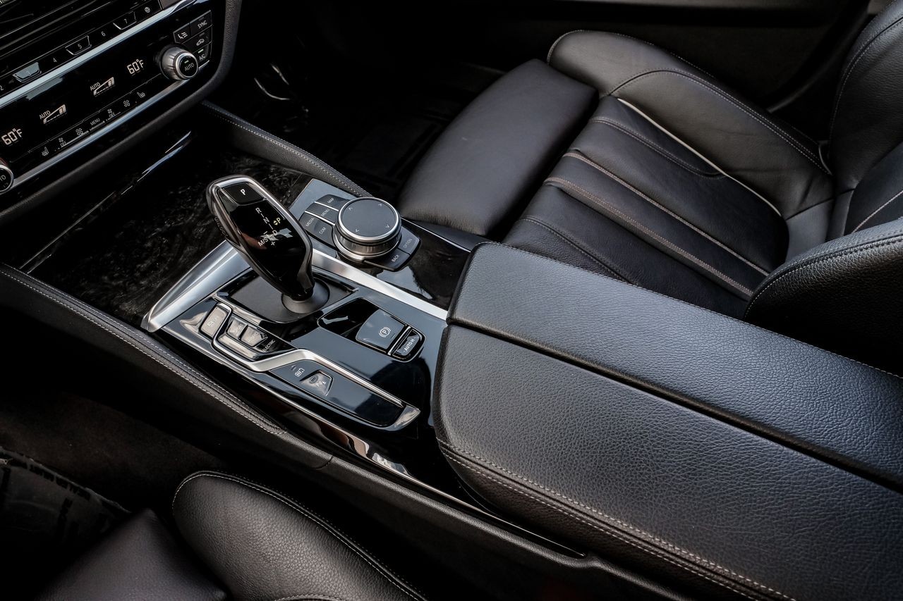 BMW 5 Series Vehicle Main Gallery Image 25
