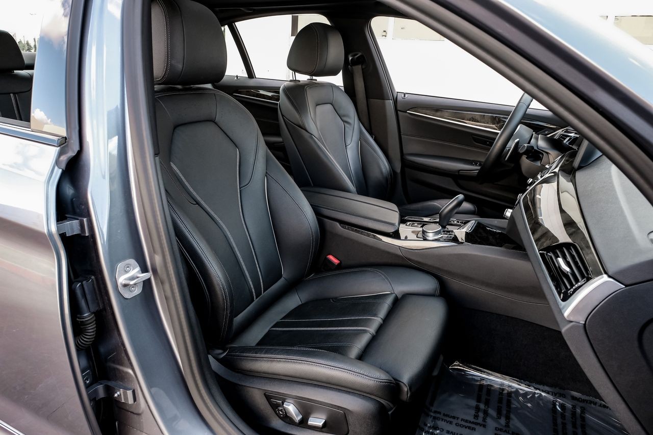 BMW 5 Series Vehicle Main Gallery Image 32