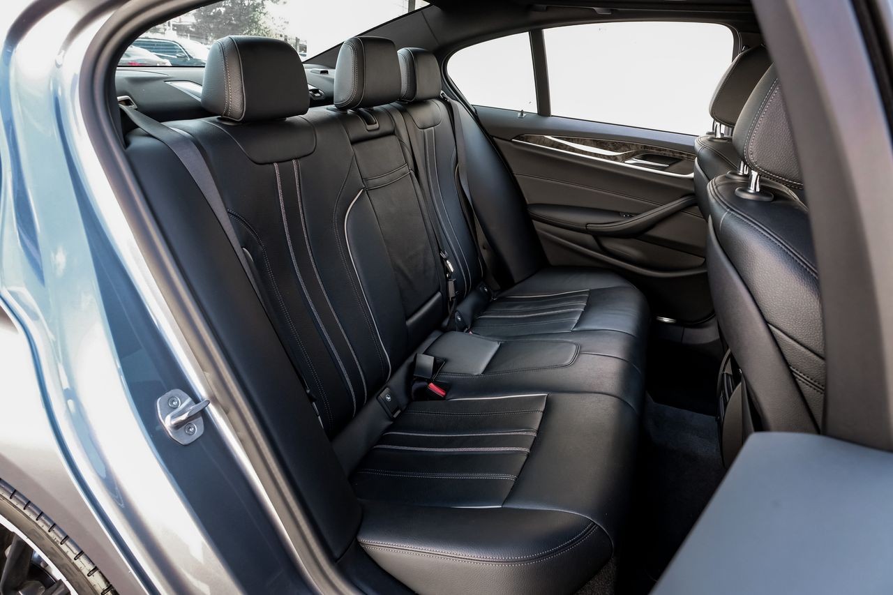 BMW 5 Series Vehicle Main Gallery Image 33