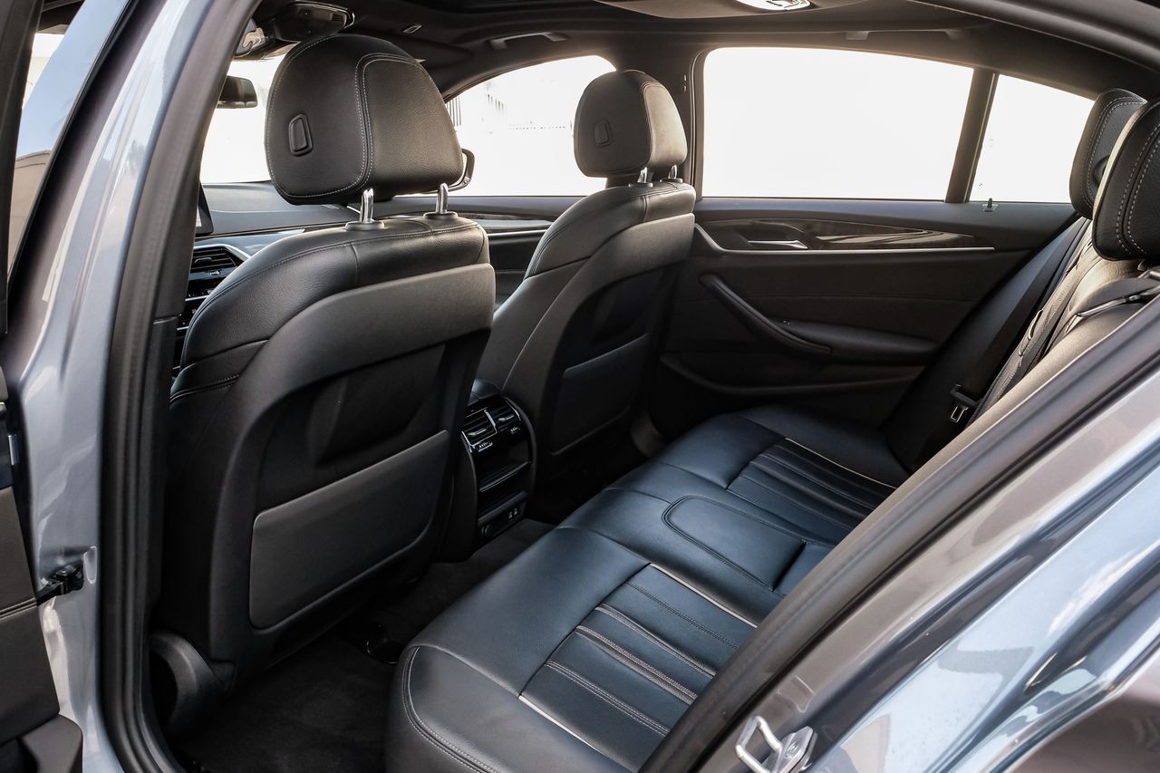 BMW 5 Series Vehicle Main Gallery Image 35
