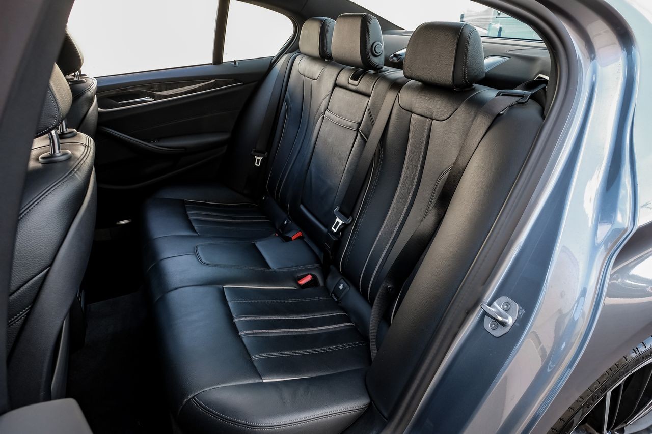 BMW 5 Series Vehicle Main Gallery Image 36