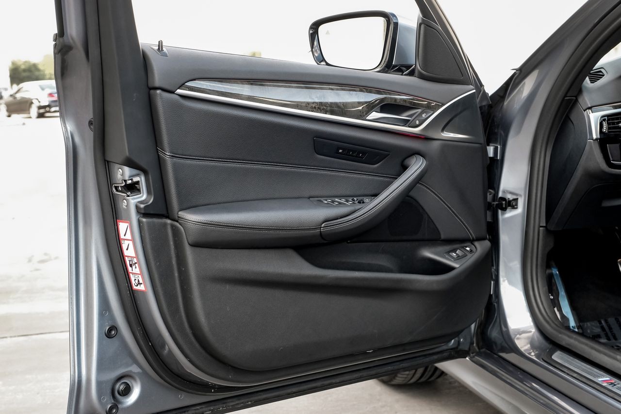 BMW 5 Series Vehicle Main Gallery Image 39