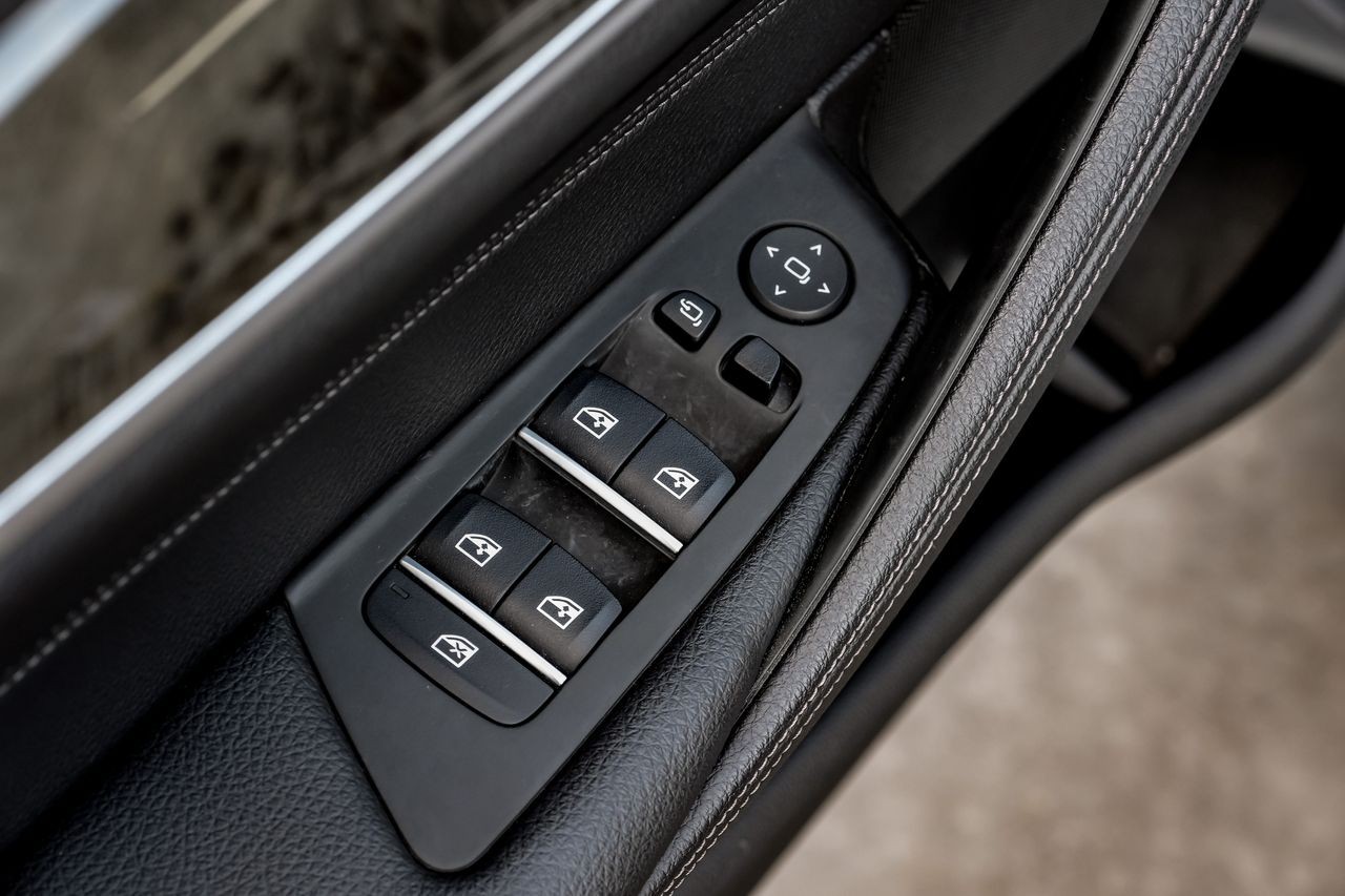 BMW 5 Series Vehicle Main Gallery Image 40