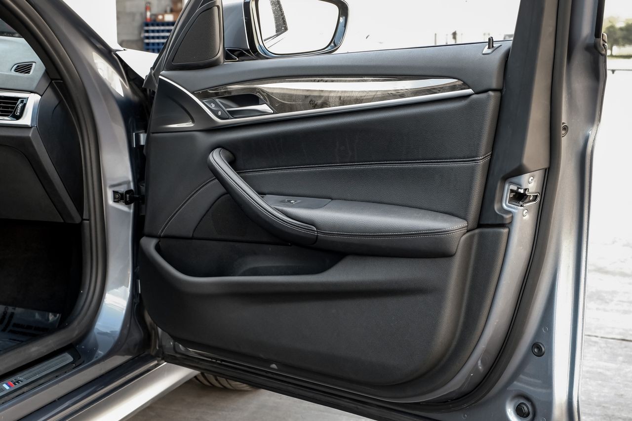 BMW 5 Series Vehicle Main Gallery Image 41