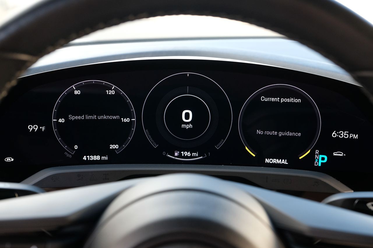 Porsche Taycan Vehicle Main Gallery Image 20