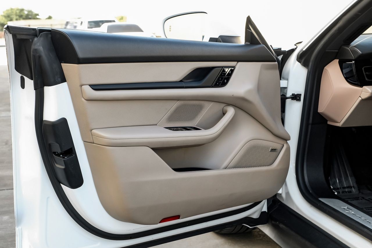 Porsche Taycan Vehicle Main Gallery Image 39