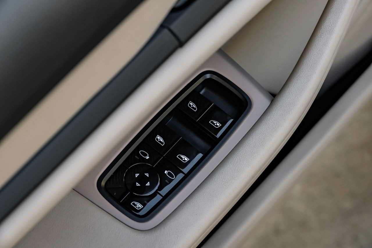 Porsche Taycan Vehicle Main Gallery Image 40