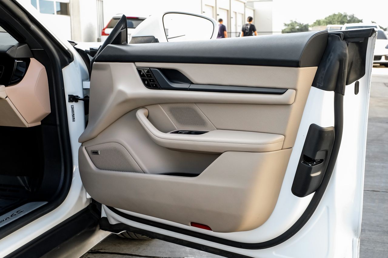 Porsche Taycan Vehicle Main Gallery Image 41