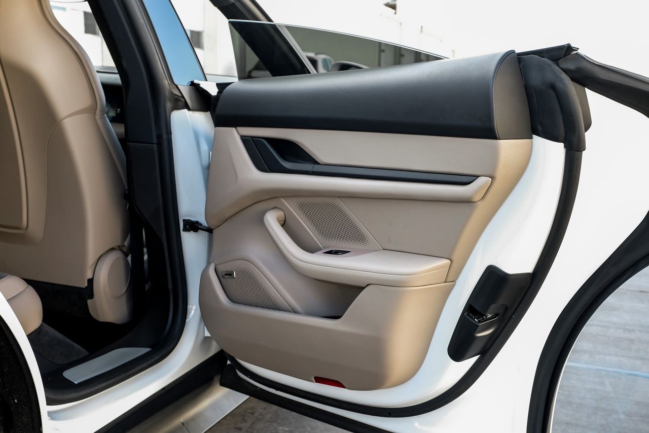 Porsche Taycan Vehicle Main Gallery Image 43