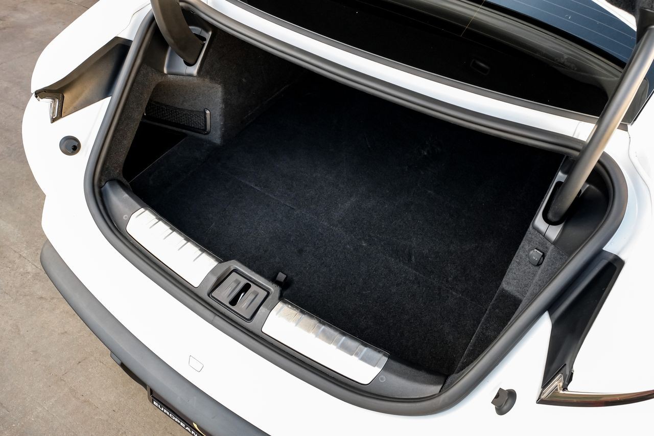 Porsche Taycan Vehicle Main Gallery Image 46
