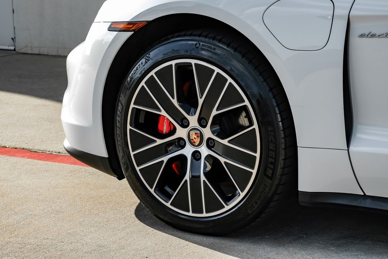 Porsche Taycan Vehicle Main Gallery Image 50