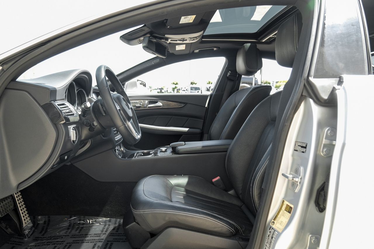 Mercedes-Benz CLS 500 Vehicle Main Gallery Image 04