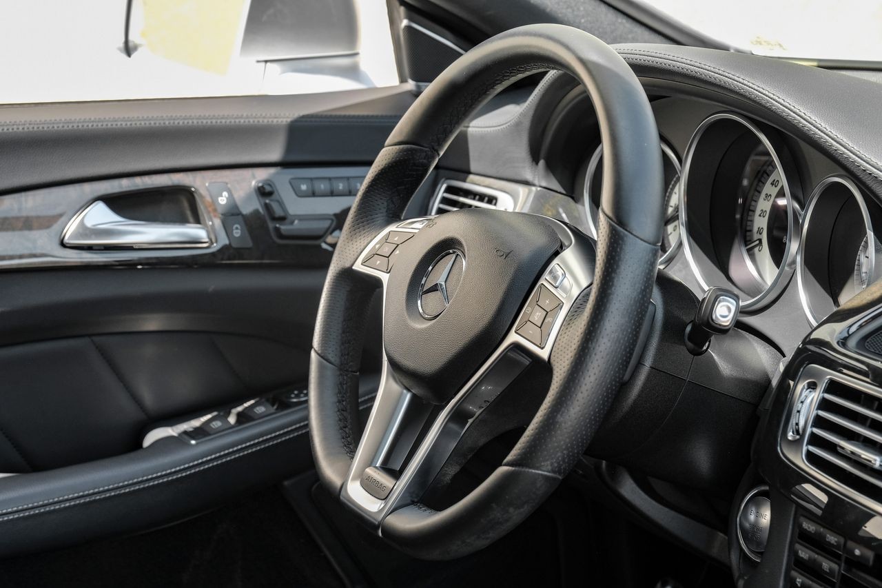 Mercedes-Benz CLS 500 Vehicle Main Gallery Image 14