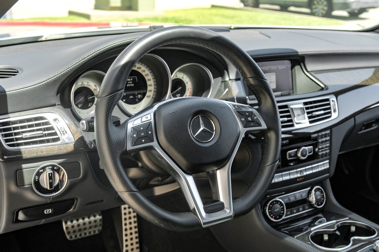 Mercedes-Benz CLS 500 Vehicle Main Gallery Image 16