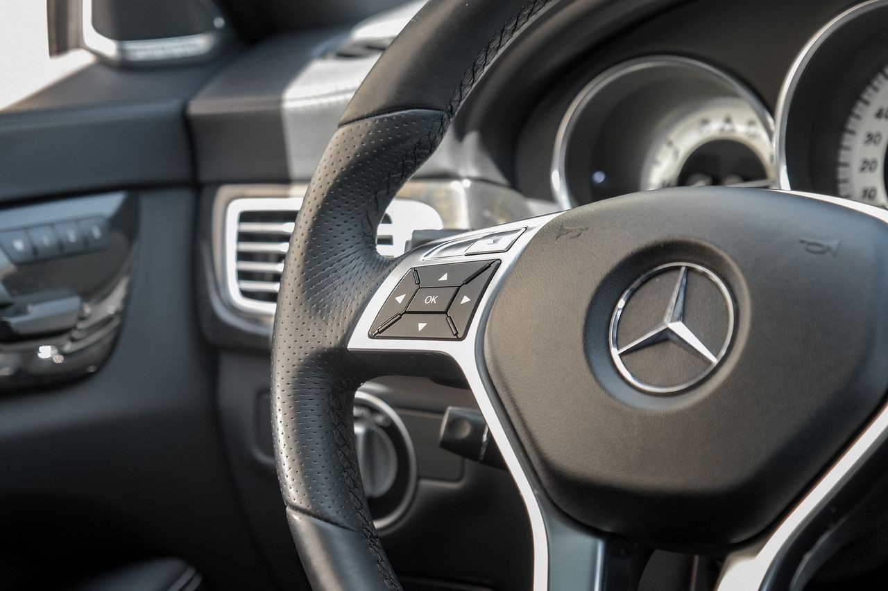 Mercedes-Benz CLS 500 Vehicle Main Gallery Image 18