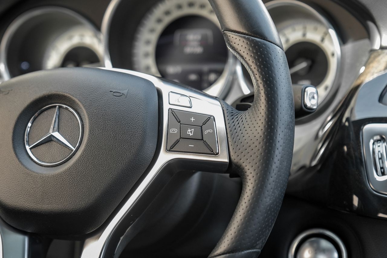 Mercedes-Benz CLS 500 Vehicle Main Gallery Image 19