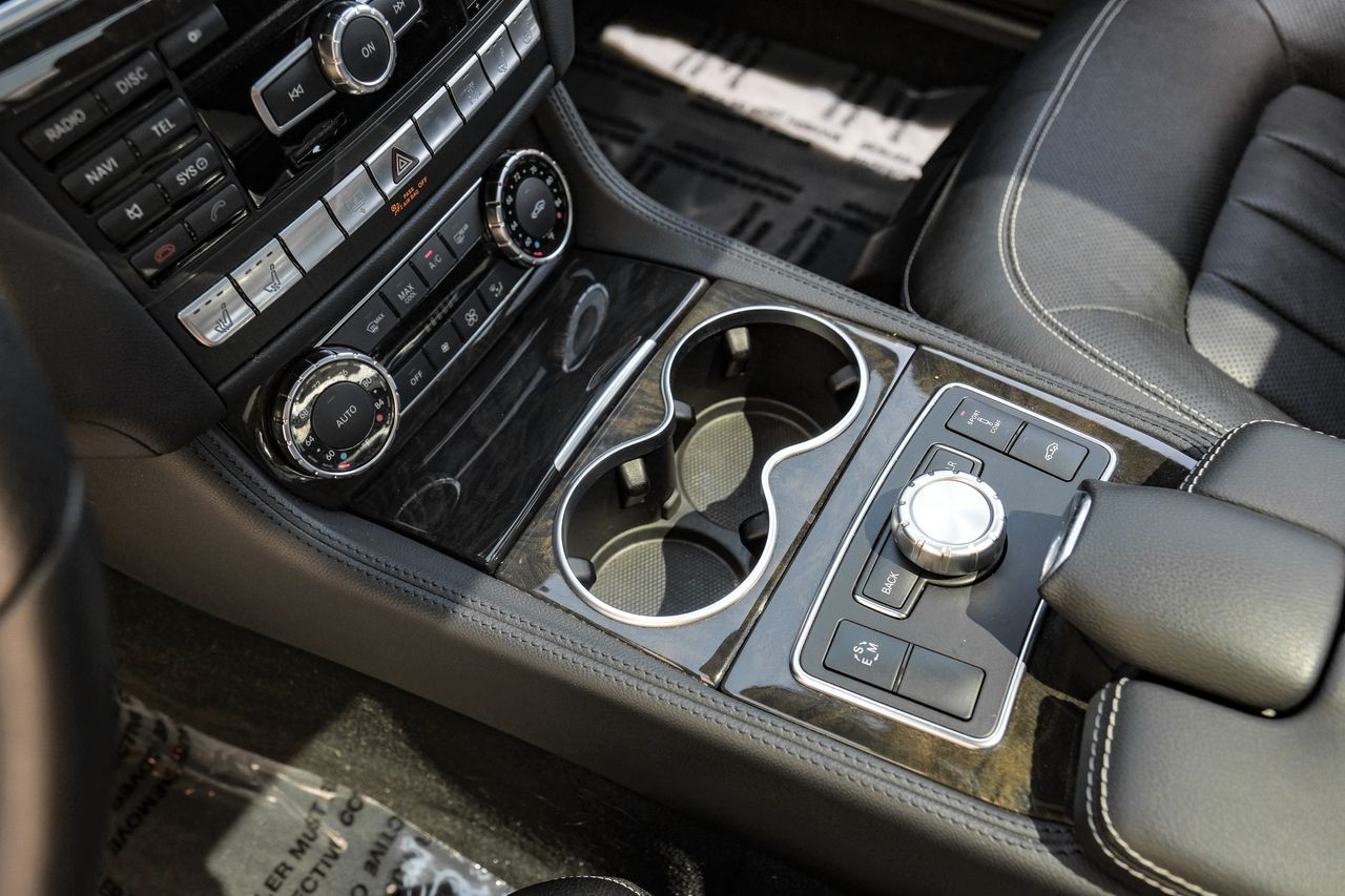 Mercedes-Benz CLS 500 Vehicle Main Gallery Image 24