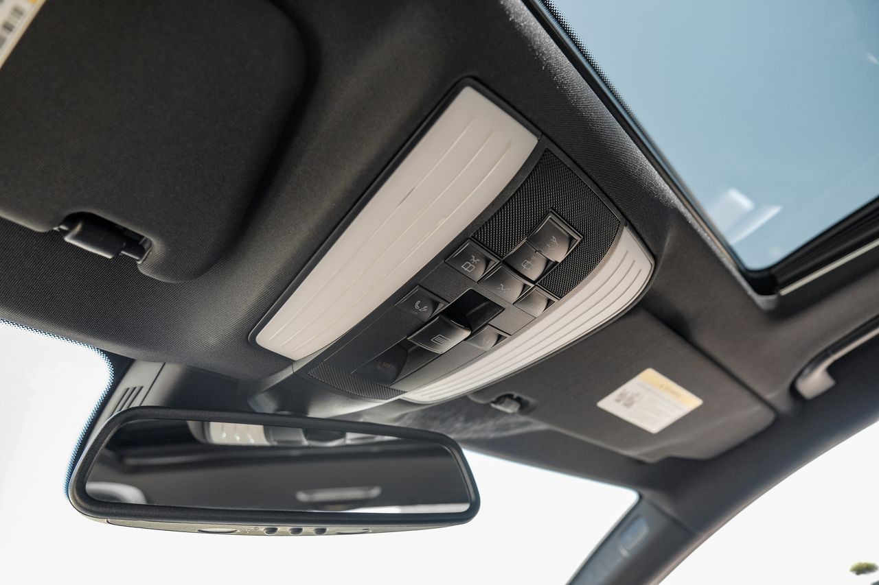 Mercedes-Benz CLS 500 Vehicle Main Gallery Image 28