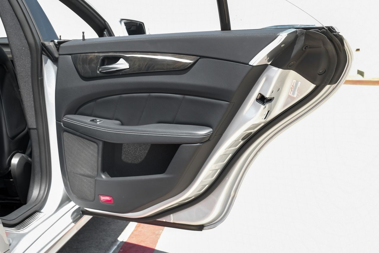Mercedes-Benz CLS 500 Vehicle Main Gallery Image 45
