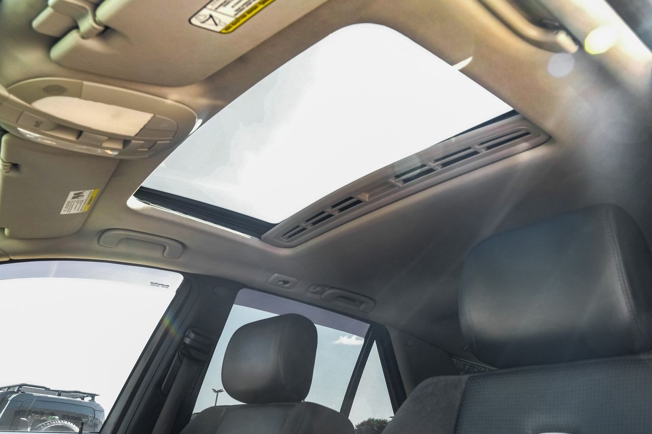 Mercedes-Benz ML 63 AMG Vehicle Main Gallery Image 05