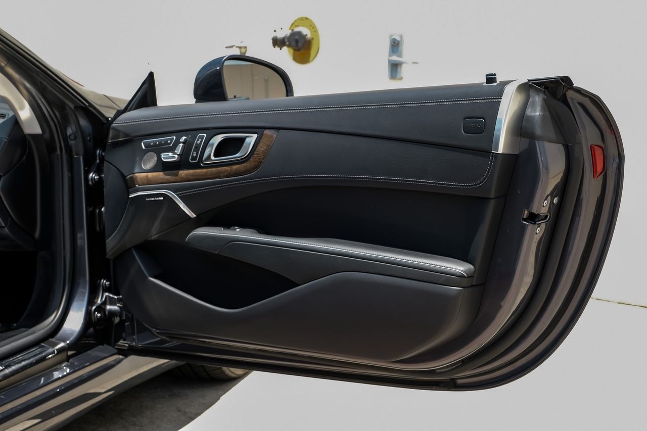 Mercedes-Benz SL 400 Vehicle Main Gallery Image 32