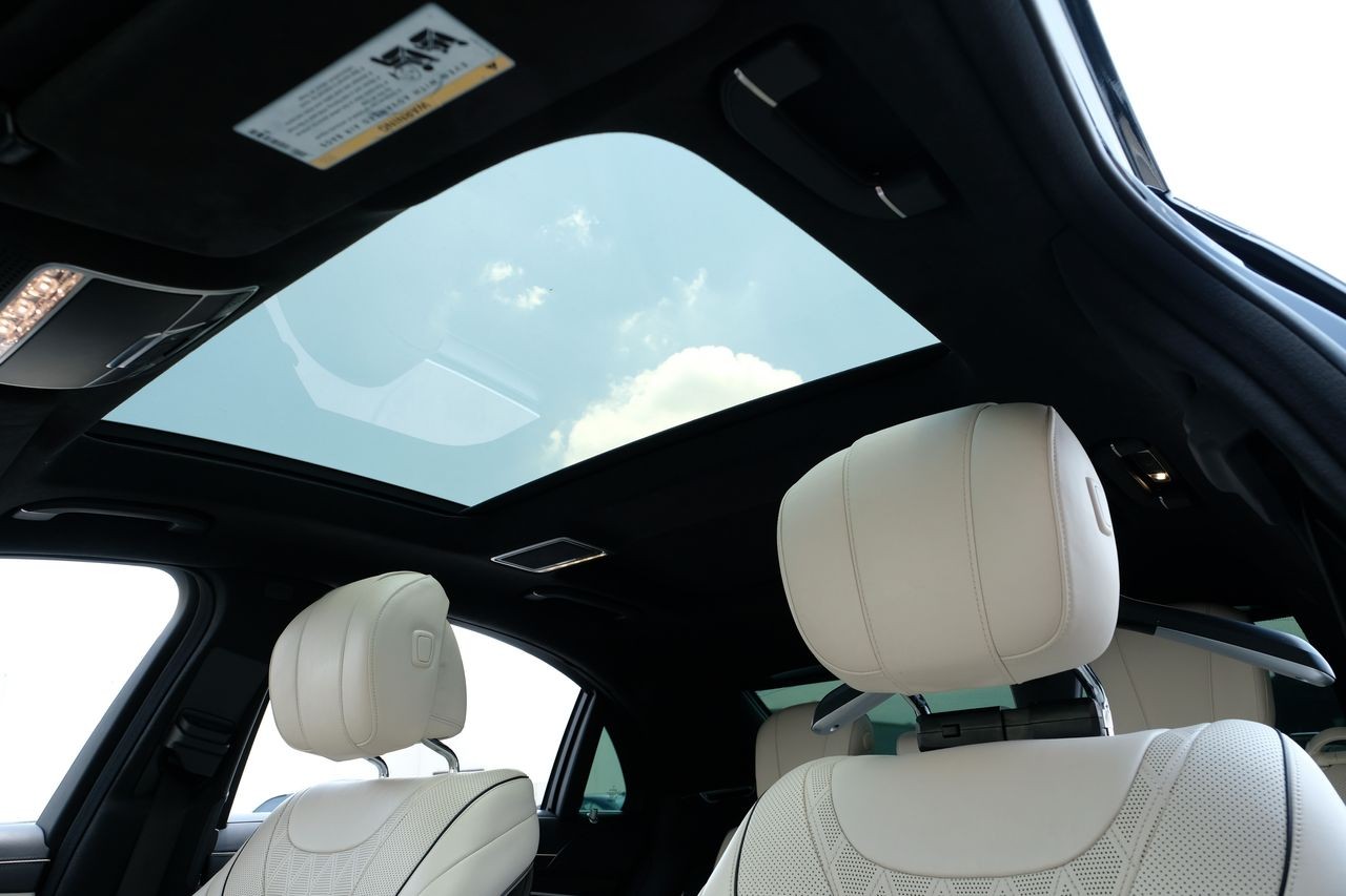Mercedes-Benz S 560 Vehicle Main Gallery Image 05