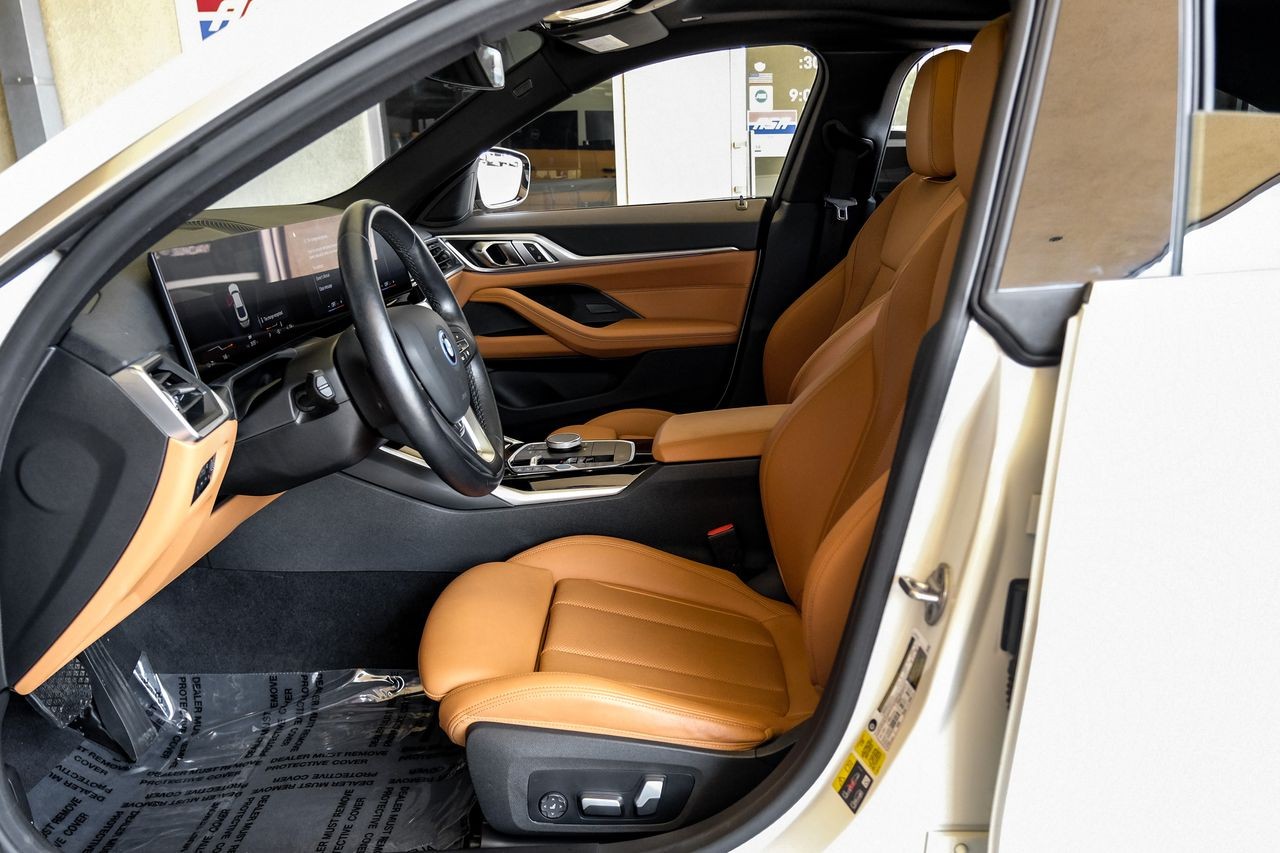 BMW i4 Vehicle Main Gallery Image 04