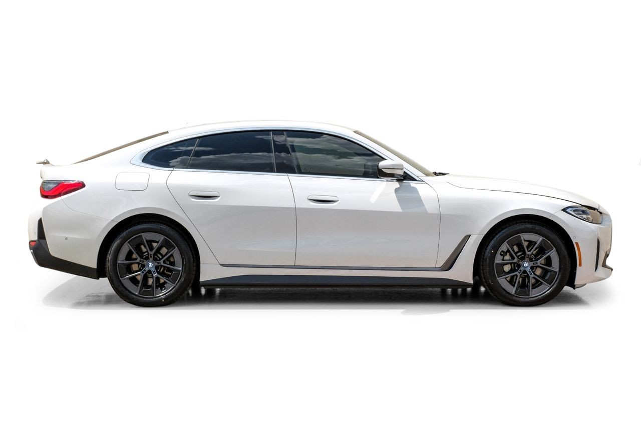 BMW i4 Vehicle Main Gallery Image 08
