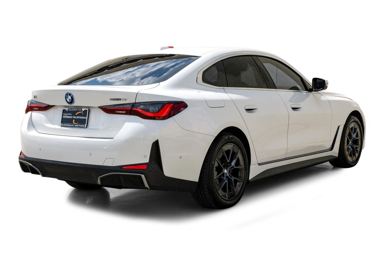 BMW i4 Vehicle Main Gallery Image 09