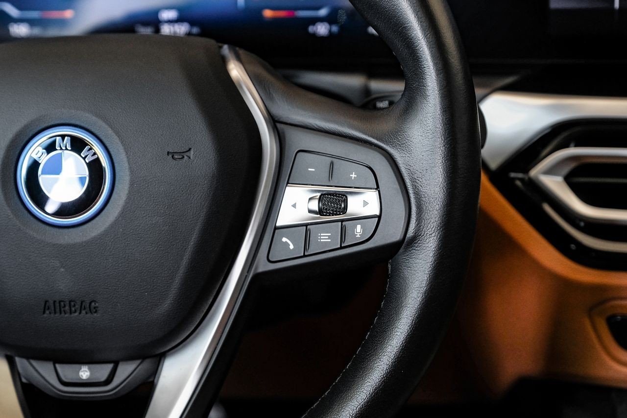 BMW i4 Vehicle Main Gallery Image 18