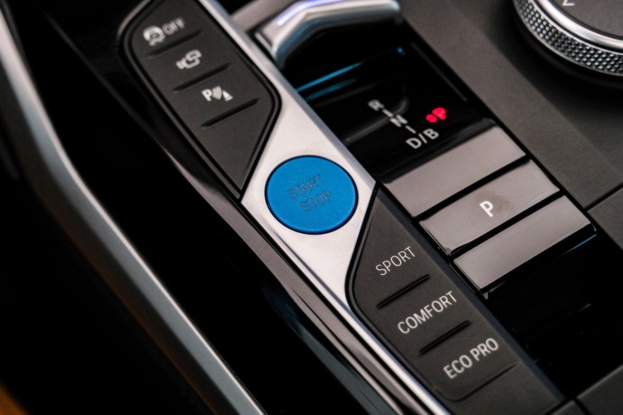 BMW i4 Vehicle Main Gallery Image 20