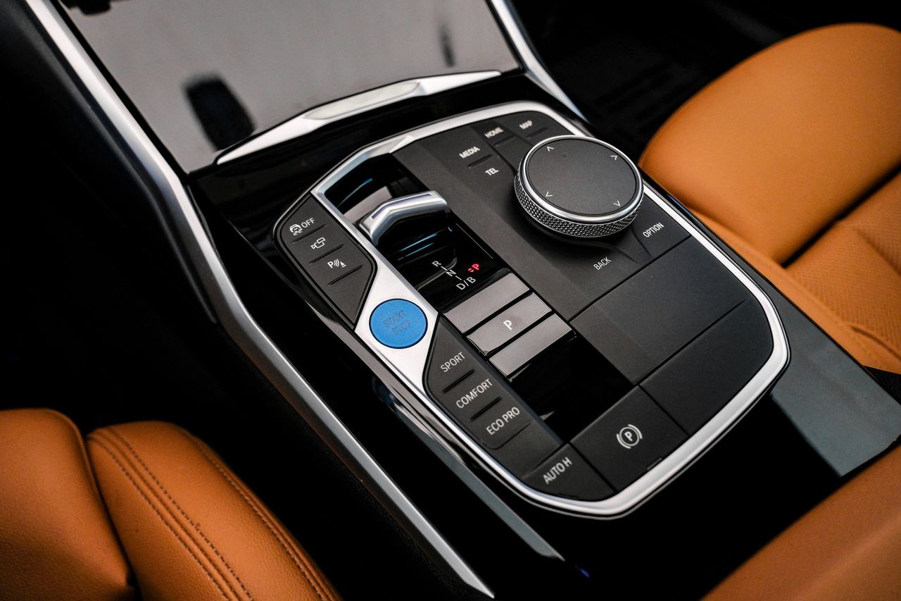 BMW i4 Vehicle Main Gallery Image 23