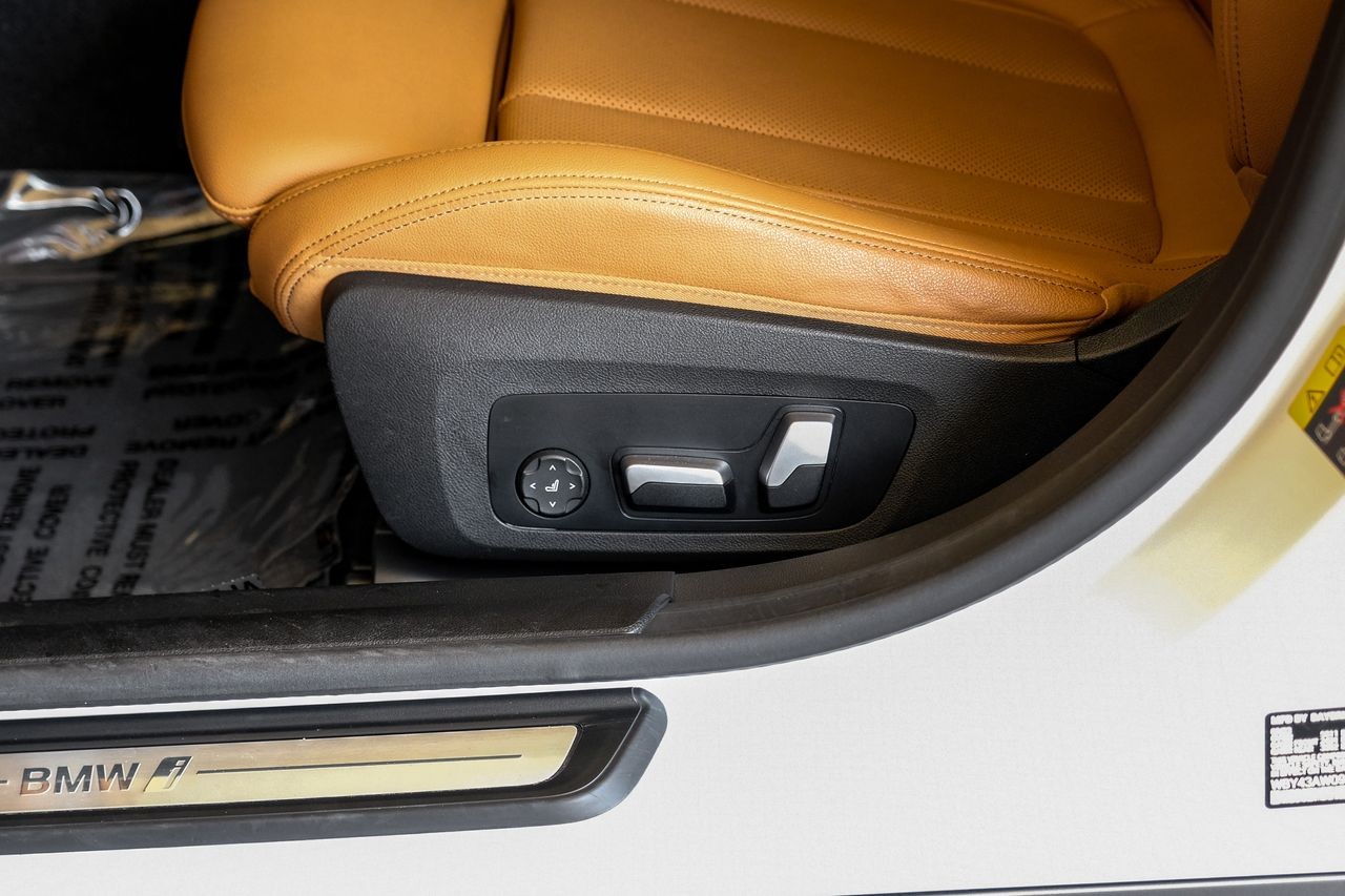 BMW i4 Vehicle Main Gallery Image 31