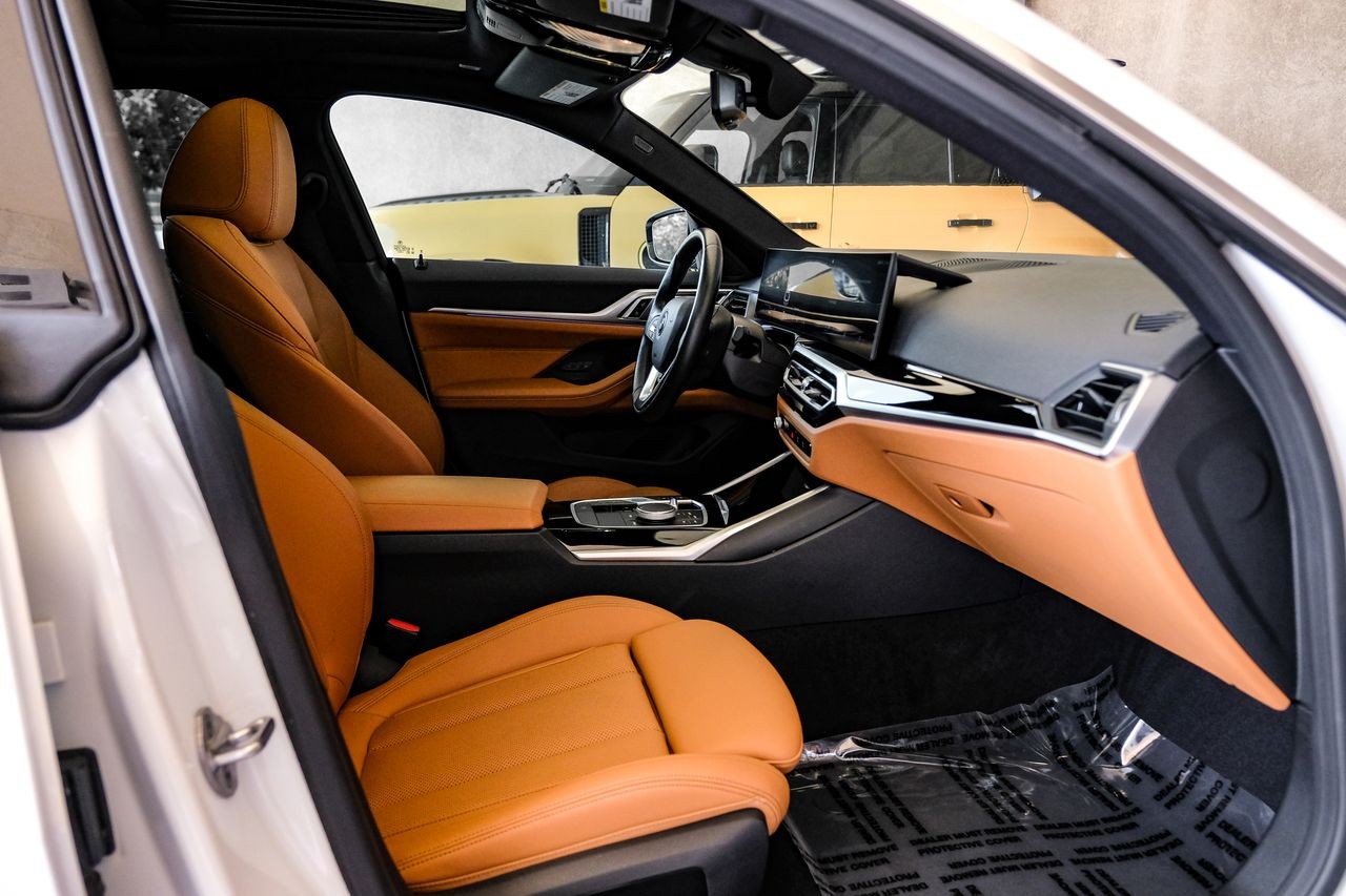 BMW i4 Vehicle Main Gallery Image 32