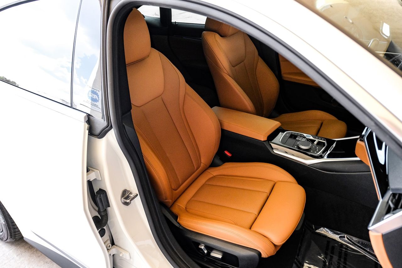 BMW i4 Vehicle Main Gallery Image 33