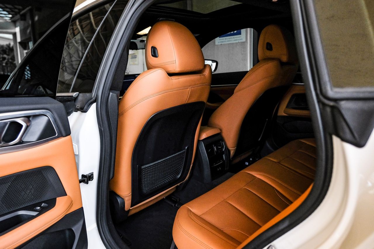 BMW i4 Vehicle Main Gallery Image 36