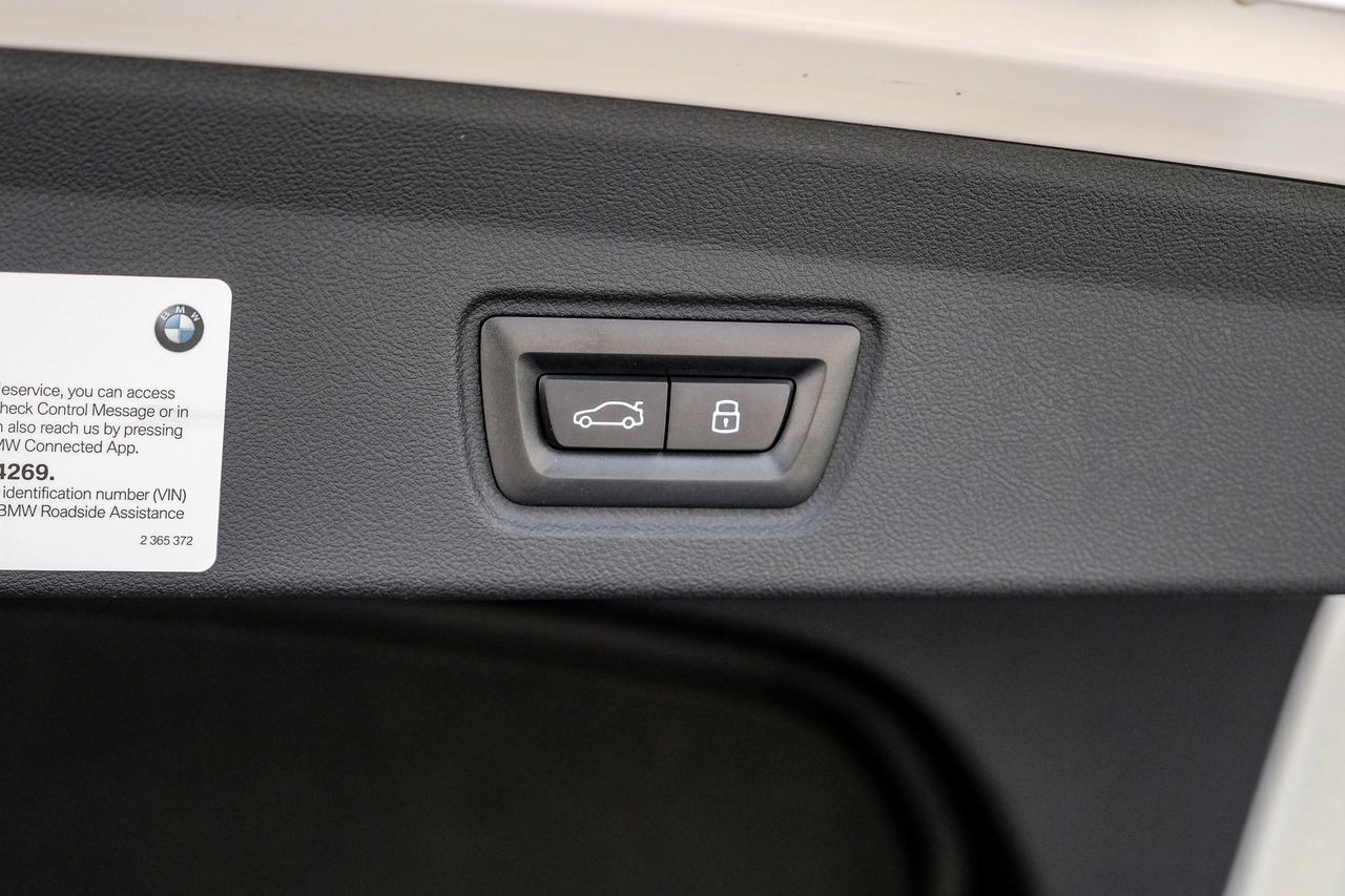 BMW i4 Vehicle Main Gallery Image 49
