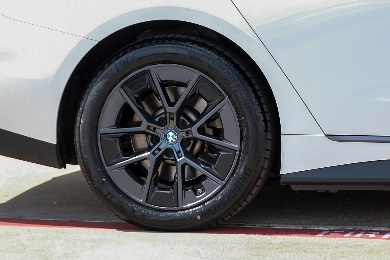 BMW i4 Vehicle Main Gallery Image 50