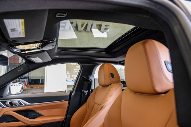 BMW i4 Vehicle Main Gallery Image 05
