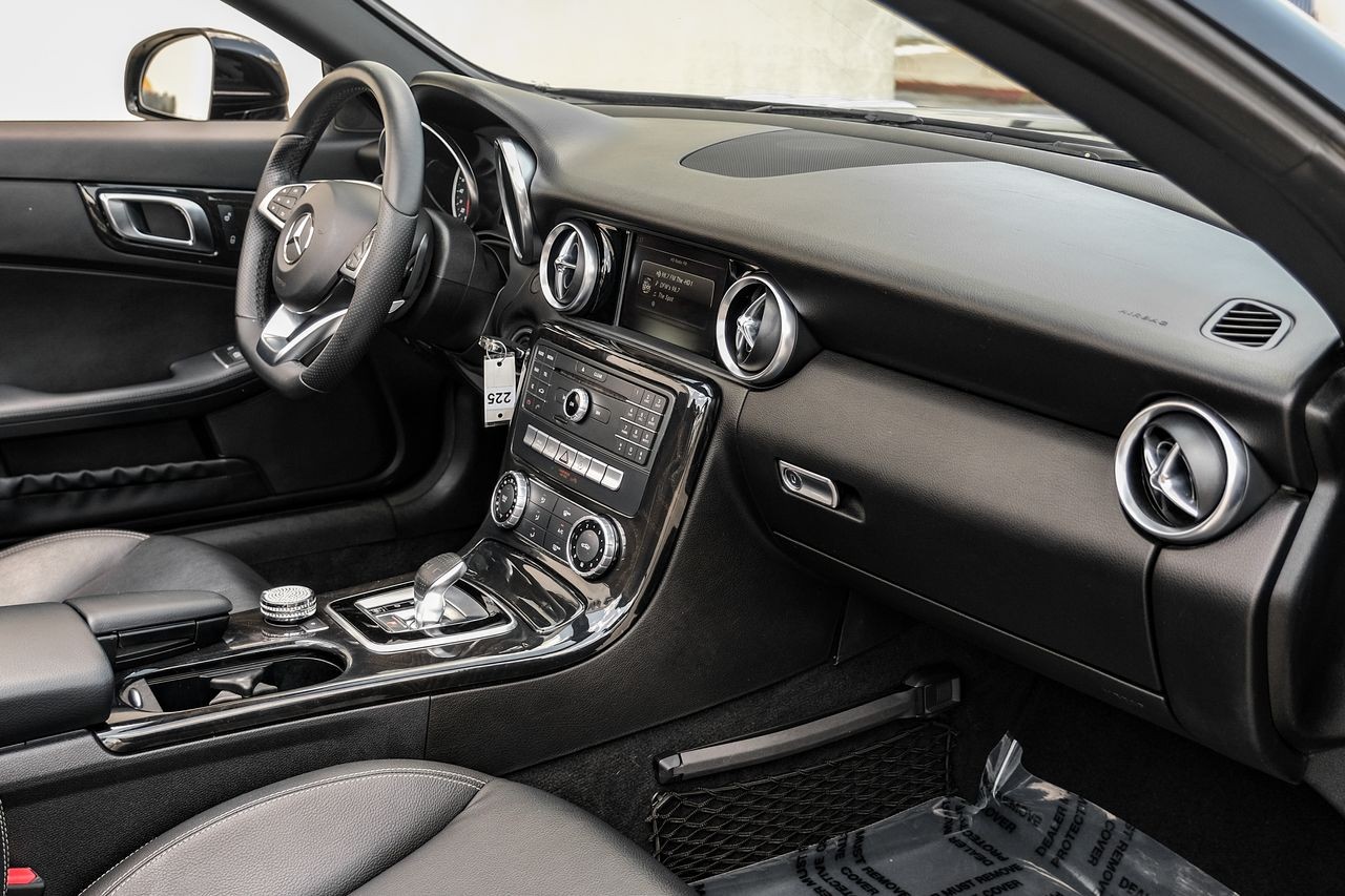 Mercedes-Benz SLC Vehicle Main Gallery Image 12