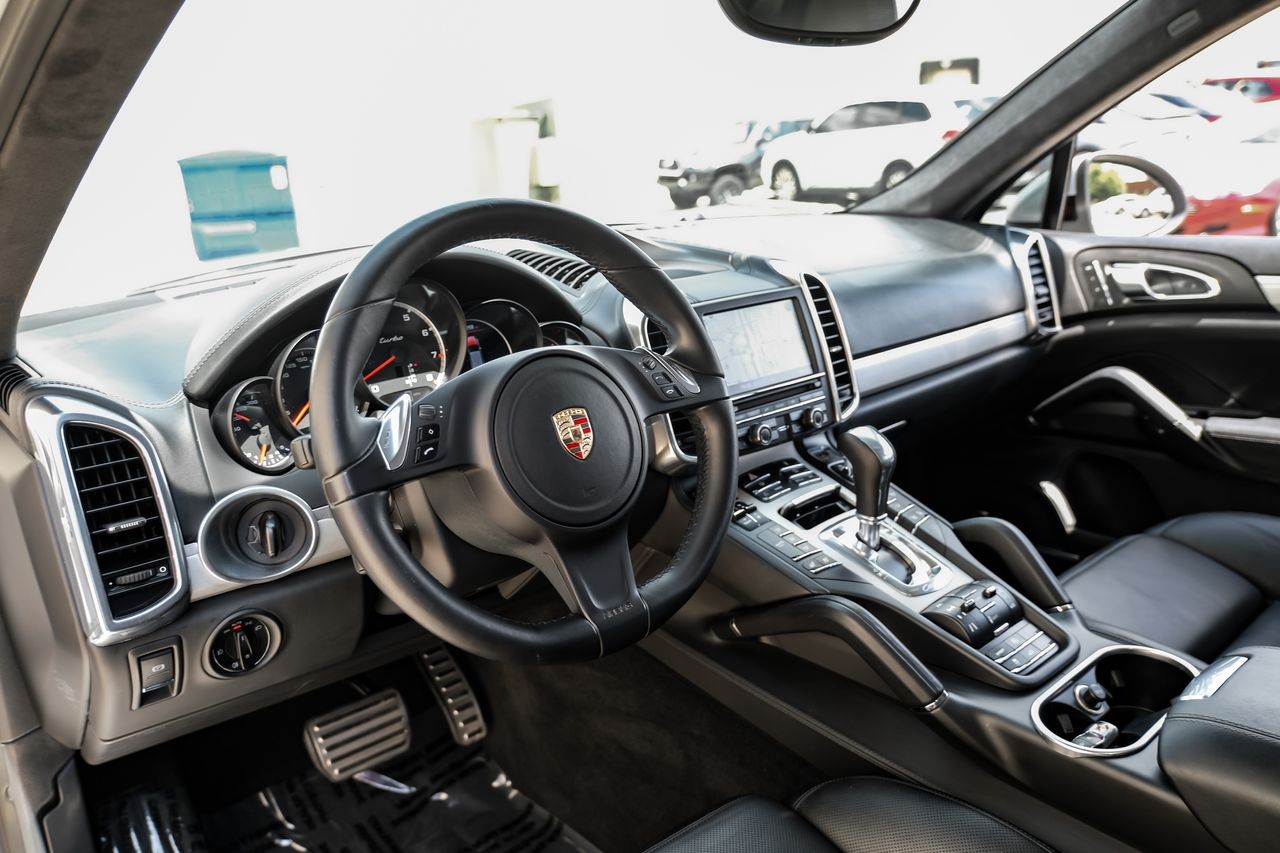 Porsche Cayenne Vehicle Main Gallery Image 03
