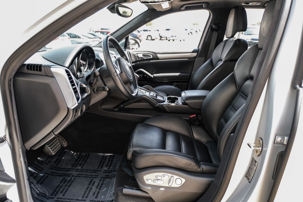 Porsche Cayenne Vehicle Main Gallery Image 04
