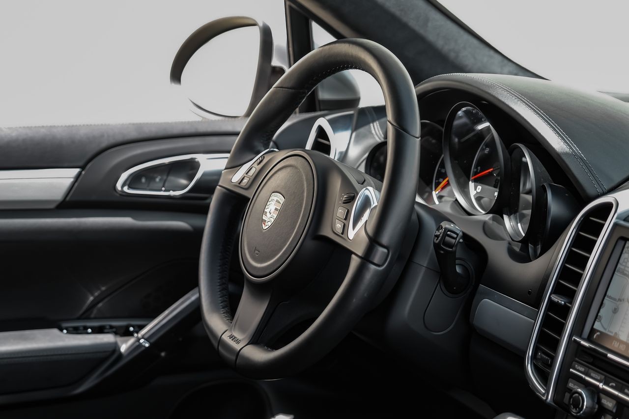 Porsche Cayenne Vehicle Main Gallery Image 15