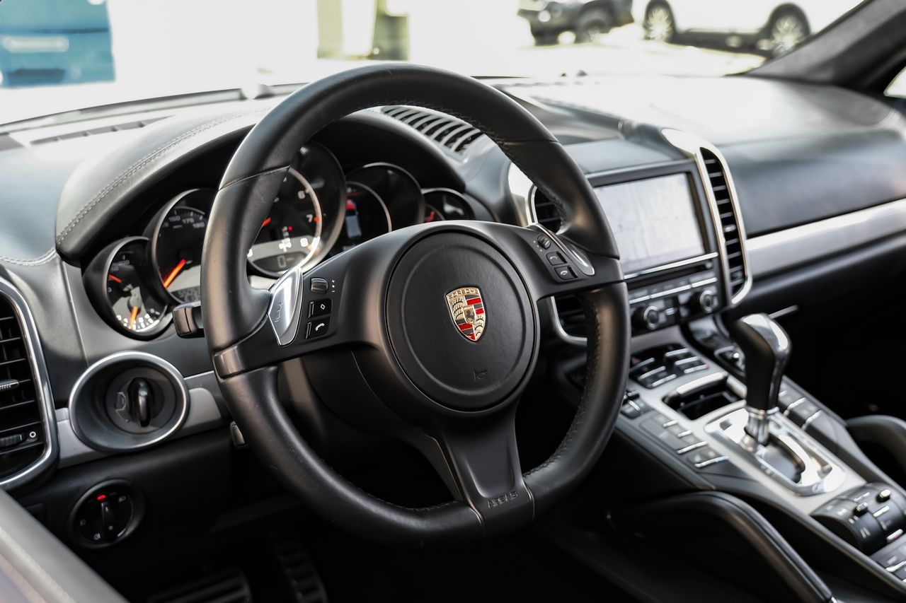 Porsche Cayenne Vehicle Main Gallery Image 16