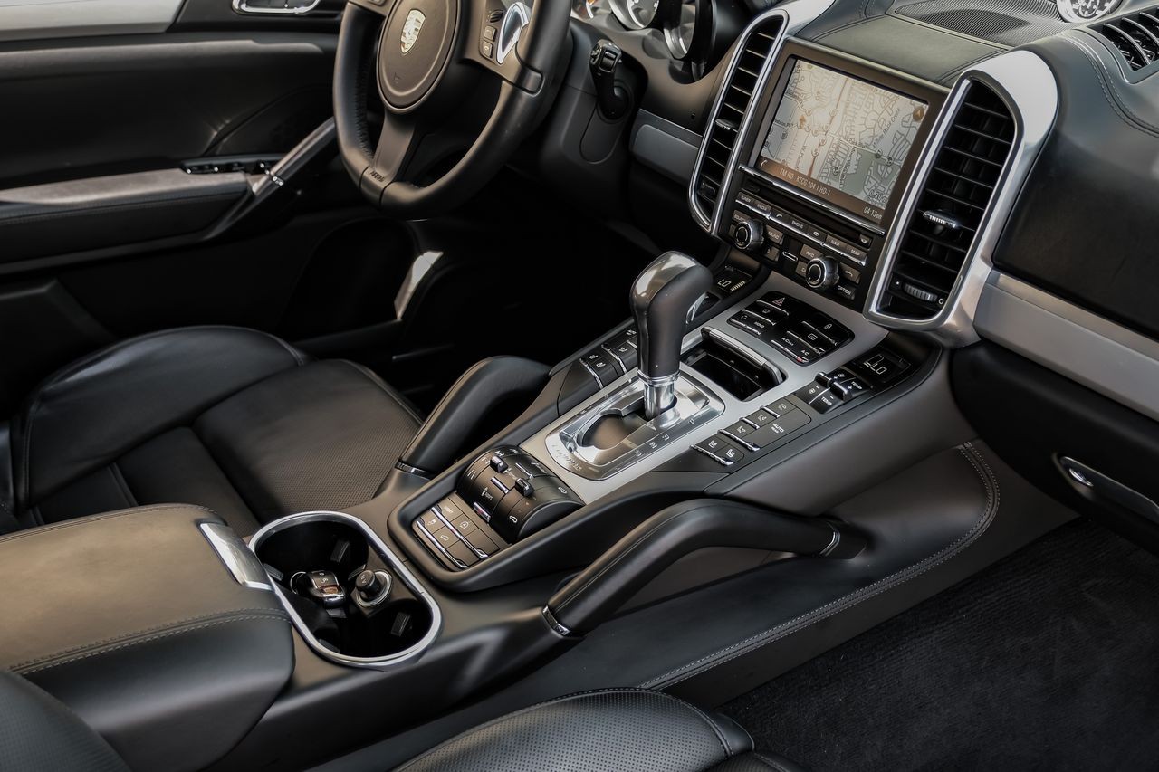 Porsche Cayenne Vehicle Main Gallery Image 20