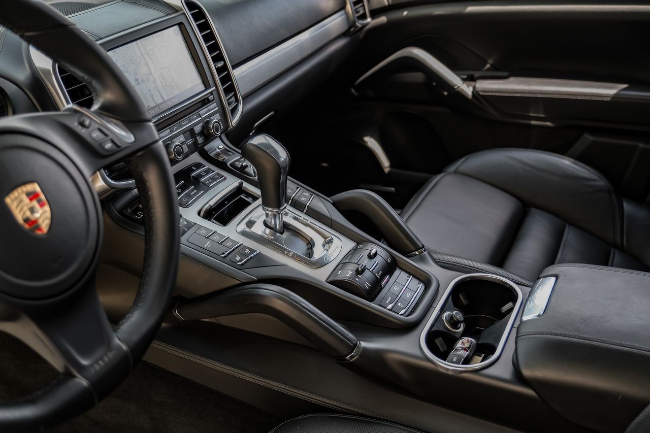 Porsche Cayenne Vehicle Main Gallery Image 21