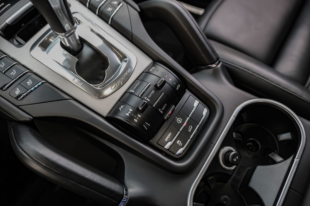 Porsche Cayenne Vehicle Main Gallery Image 23
