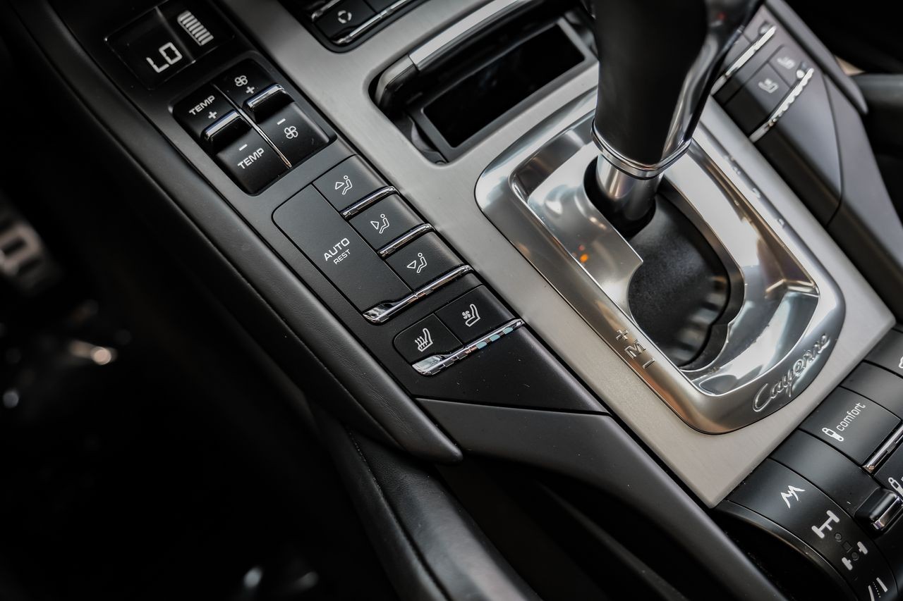 Porsche Cayenne Vehicle Main Gallery Image 24