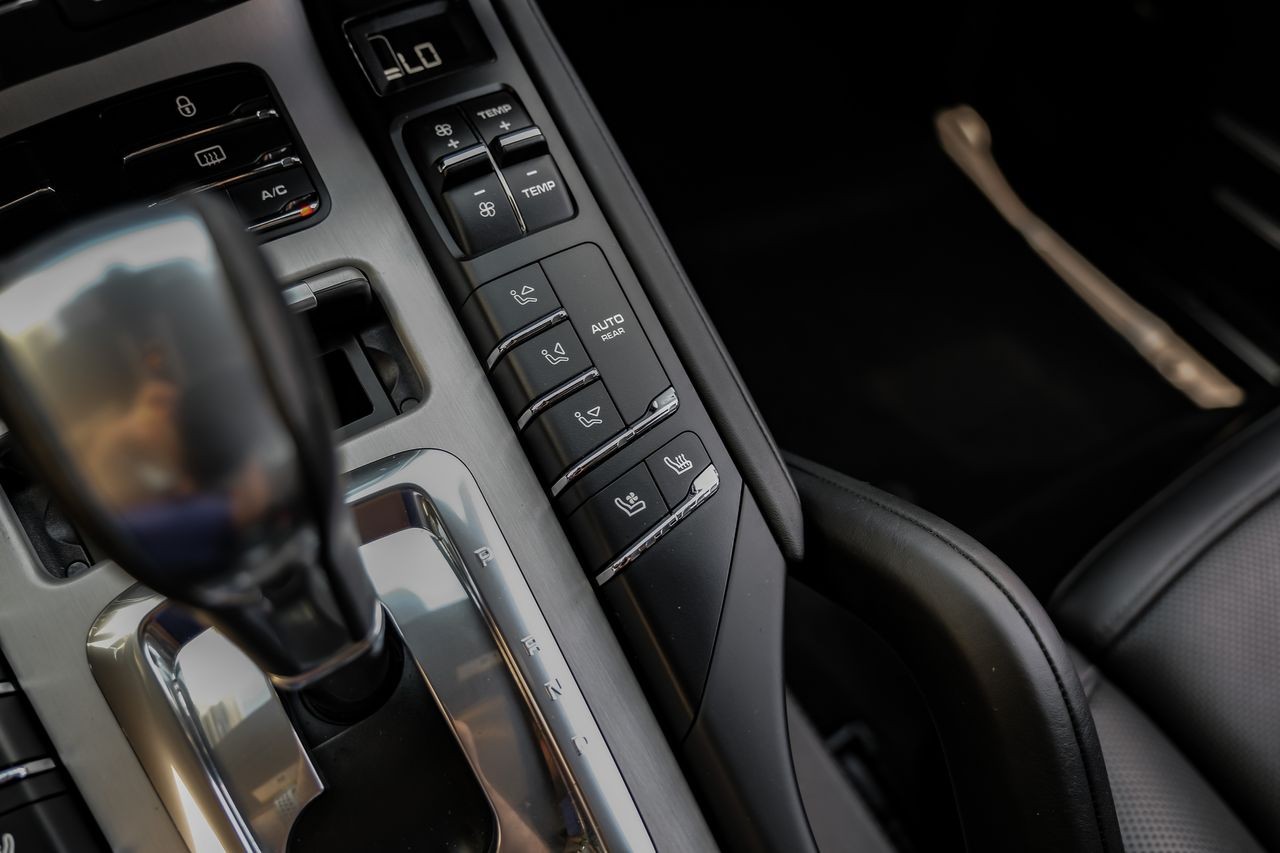 Porsche Cayenne Vehicle Main Gallery Image 25