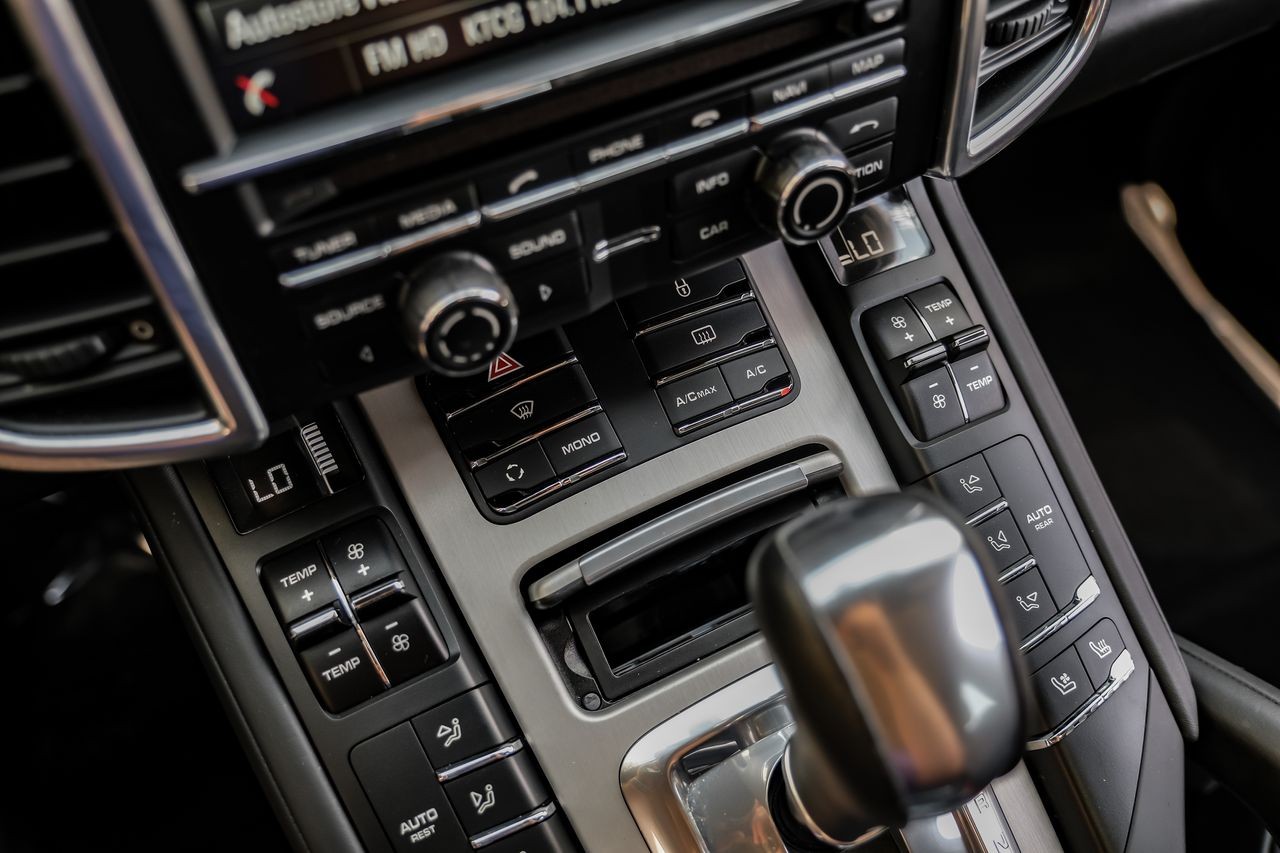 Porsche Cayenne Vehicle Main Gallery Image 26